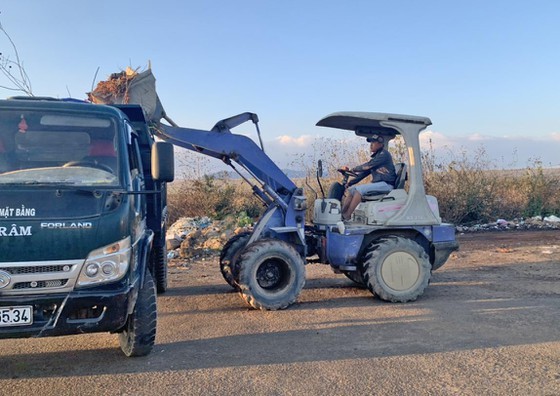 Da Lat handles garbage dumping at abandoned airport ảnh 7
