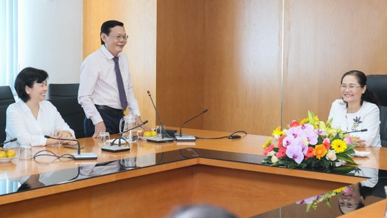 City leaders visit SGGP Newspaper on Vietnam Revolutionary Press Day ảnh 1