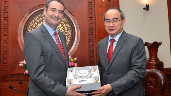 Consul General of Canada in Ho Chi Minh City Mr. Kyle Nunas (L) and Secretary of the Ho Chi Minh City Party Committee Nguyen Thien Nhan (Photo: Viet Dung)