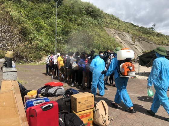 Ha Tinh Province receives, quarantines over 600 Laotian students  ảnh 1