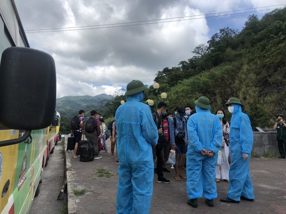 Ha Tinh Province receives, quarantines over 600 Laotian students  ảnh 5