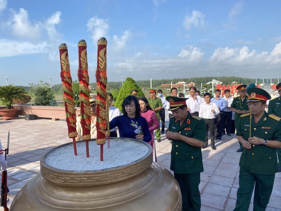 City leaders offer incense to commemorate heroic martyrs ảnh 2