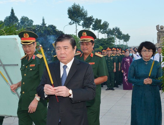 City leaders offer incense to commemorate heroic martyrs ảnh 3