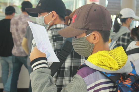 Quang Ngai increases ships picking up over 2,000 tourists from Ly Son Island ảnh 10