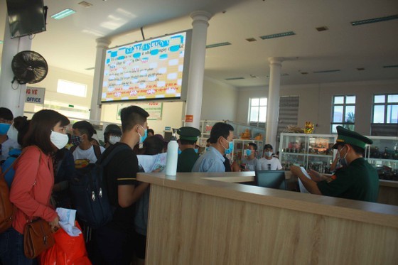 Quang Ngai increases ships picking up over 2,000 tourists from Ly Son Island ảnh 1