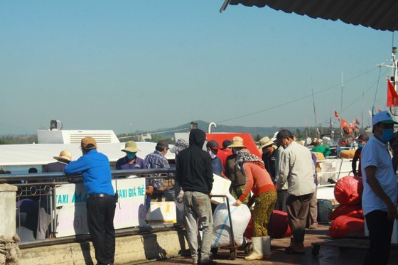 Quang Ngai increases ships picking up over 2,000 tourists from Ly Son Island ảnh 5