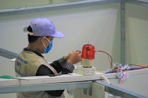 First images of Covid-19 field hospital in Da Nang after 3 days of construction ảnh 3