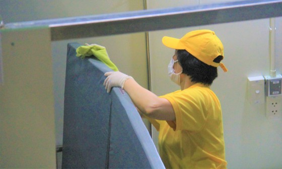 First images of Covid-19 field hospital in Da Nang after 3 days of construction ảnh 4