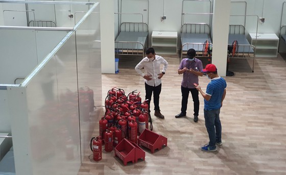 First images of Covid-19 field hospital in Da Nang after 3 days of construction ảnh 5