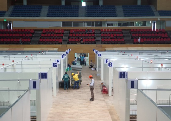 First images of Covid-19 field hospital in Da Nang after 3 days of construction ảnh 6