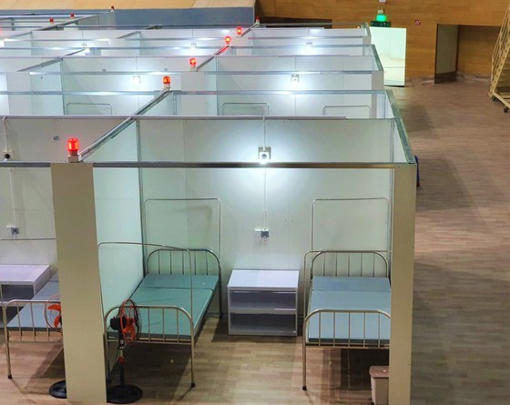 First images of Covid-19 field hospital in Da Nang after 3 days of construction ảnh 7