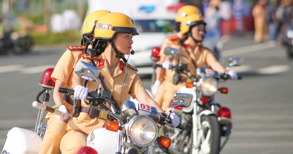  City’s traffic policewomen team parades on street ảnh 1