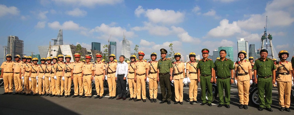 City’s traffic policewomen team parades on street ảnh 4
