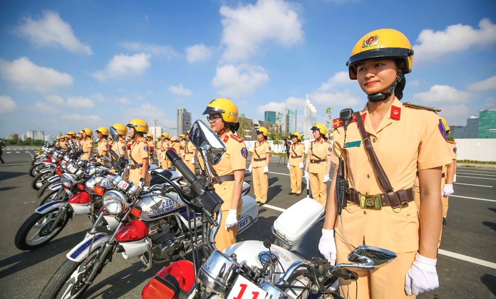  City’s traffic policewomen team parades on street ảnh 5