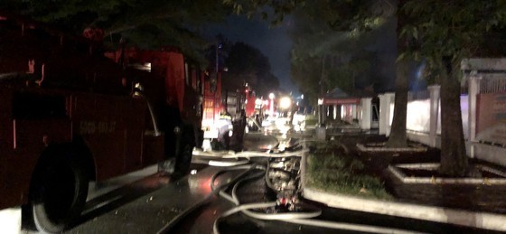 Massive warehouse fire erupts in Tan Tao Industrial Park  ảnh 1