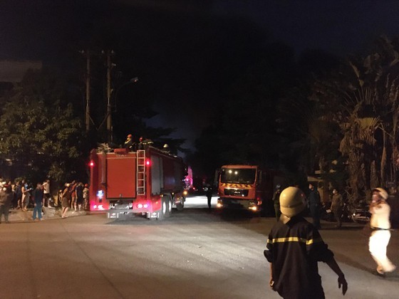 Massive warehouse fire erupts in Tan Tao Industrial Park  ảnh 3