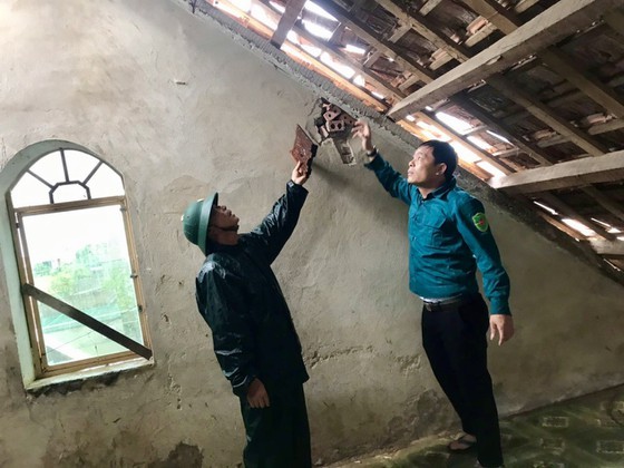 Storm No.5 brings whirlwind, torrential downpour in some places  ảnh 5