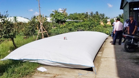 People in Ben Tre province use large- sized plastic bags to store fresh water