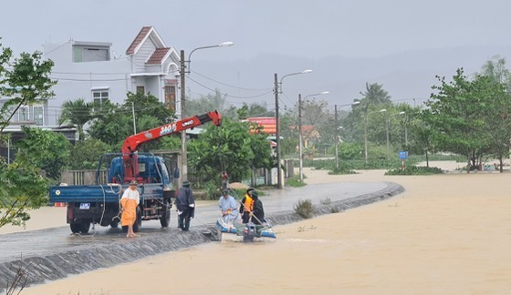 Central region proactively copes with double floods  ảnh 6