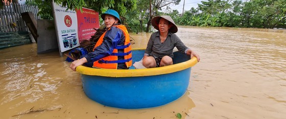 Central region proactively copes with double floods  ảnh 19