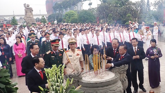 Delegates of City Party Congress commemorate President Ho Chi Minh, martyrs  ảnh 5