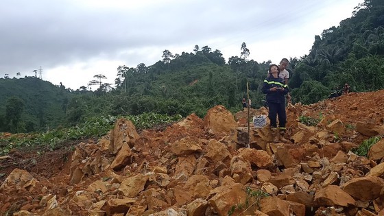 19 victims rescued from Rao Trang 4 hydropower plant ảnh 8