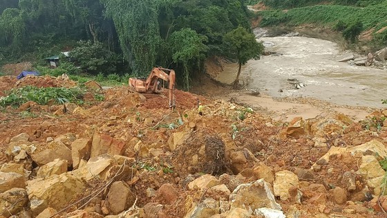 19 victims rescued from Rao Trang 4 hydropower plant ảnh 9