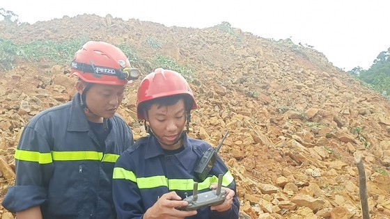 19 victims rescued from Rao Trang 4 hydropower plant ảnh 10