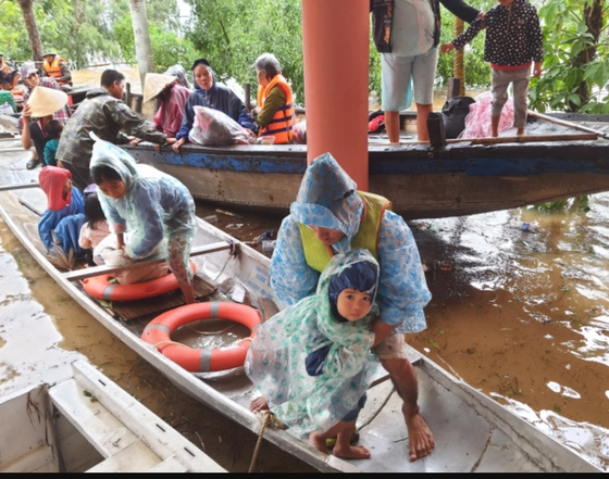 Floodwater inundates 100,000 houses in Quang Binh Province  ảnh 2