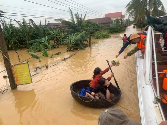 Quang Binh: 95,000 houses trapped under deep floodwater  ảnh 11