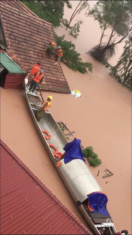 Quang Binh: 95,000 houses trapped under deep floodwater  ảnh 12