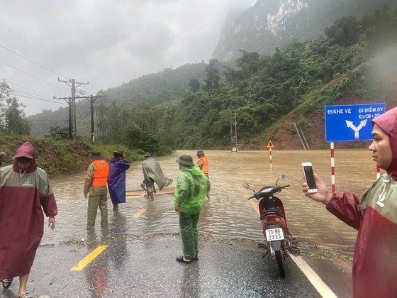Cracked road surface, ripped fault lines struck Cha Lo Border Gate Economic Zone ảnh 1