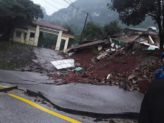 Cracked road surface, ripped fault lines struck Cha Lo Border Gate Economic Zone ảnh 3