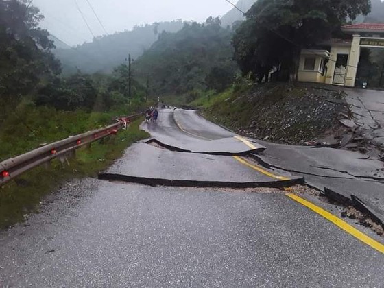 Cracked road surface, ripped fault lines struck Cha Lo Border Gate Economic Zone ảnh 4