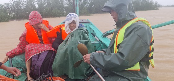 Quang Binh: 95,000 houses trapped under deep floodwater  ảnh 15
