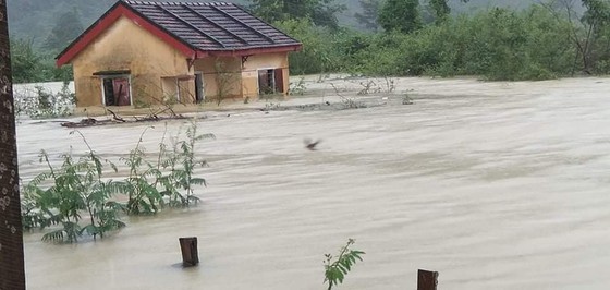 Quang Binh: 95,000 houses trapped under deep floodwater  ảnh 16