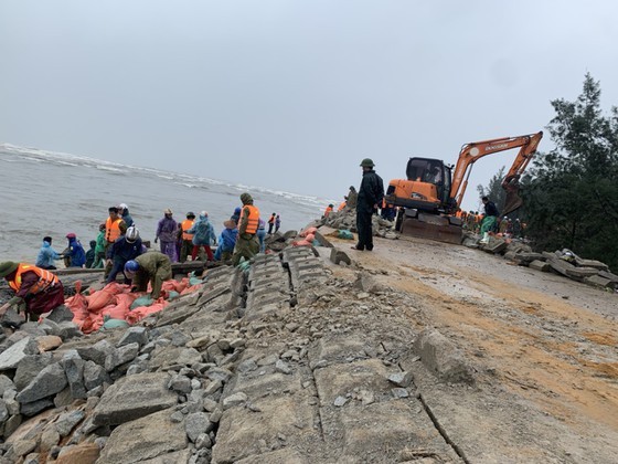 Ha Tinh Province’s 40-meter sea dyke section breached ảnh 12