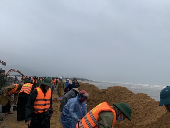 Ha Tinh Province’s 40-meter sea dyke section breached ảnh 1