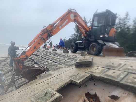 Ha Tinh Province’s 40-meter sea dyke section breached ảnh 3