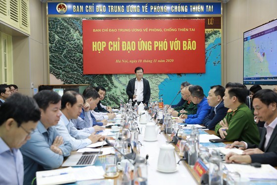 Deputy Prime Minister Trinh Dinh Dung speaks at the meeting. (Photo: Pham Ngoc Ha)