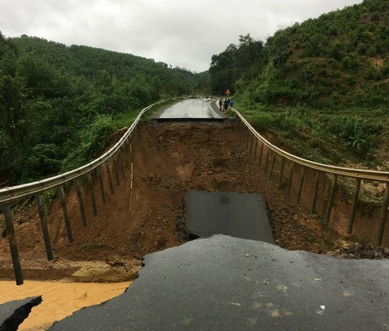 NH 26 landslides block traffic through Khanh Hoa, Dak Lak provinces