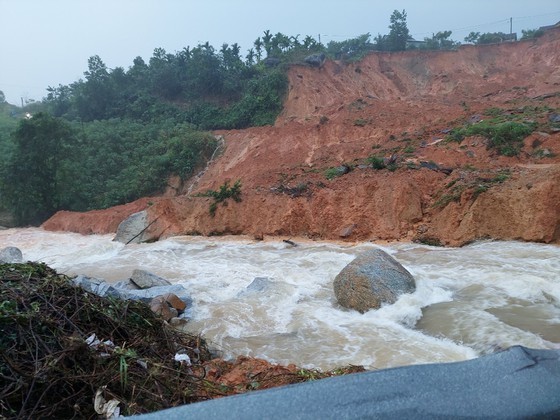 Landslides hit Quang Ngai, isolating 400 households  ảnh 5
