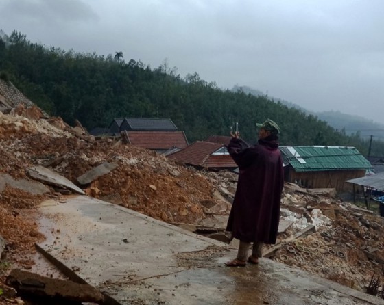 Landslides hit Quang Ngai, isolating 400 households  ảnh 3
