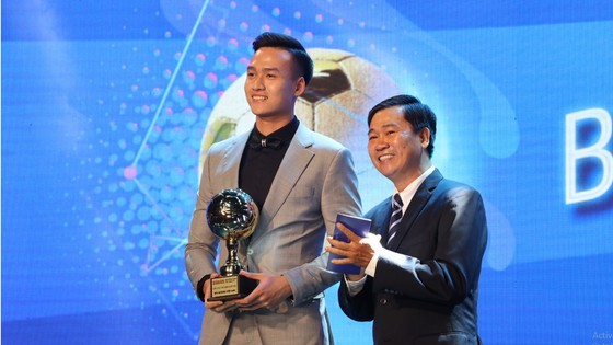Nguyen Van Quyet (Hanoi FC) wins Men’s Golden Ball Awards 2020  ảnh 16