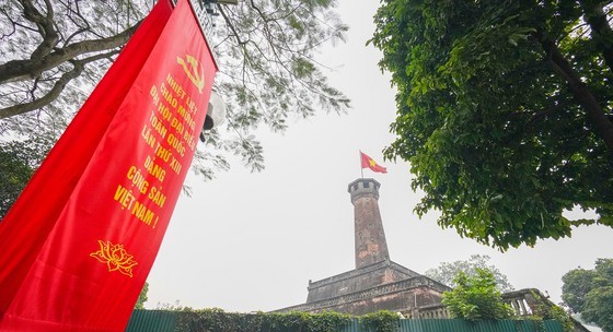 Hanoi streets covered with flags, flowers to welcome National Party Congress ảnh 22