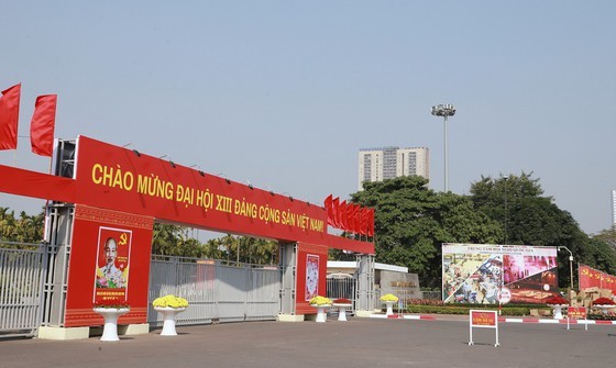 Hanoi streets covered with flags, flowers to welcome National Party Congress ảnh 19