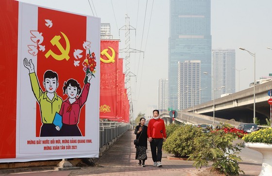 Hanoi streets covered with flags, flowers to welcome National Party Congress ảnh 20