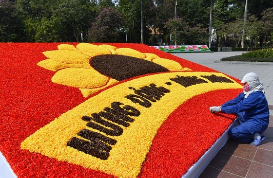 Hanoi streets covered with flags, flowers to welcome National Party Congress ảnh 21