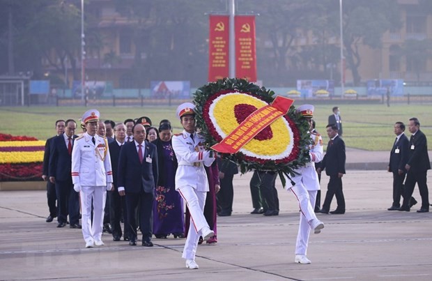Delegates to the 13th National Party Congress pay tribute to President Ho Chi Minh ahead of the congress's preparatory session. (Photo: VNA)