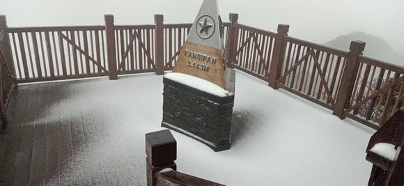 Snow, ice fully cover on top of Fansipan mountain ảnh 5
